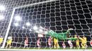 Giliran Liverpool yang nyaris menggandakan gol pada menit ke-59. Sundulan Ibrahima Konate memanfaatkan umpan sepak pojok masih membentur tiang gawang sebelah kiri Arsenal. (AFP/Justin Tallis)