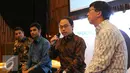 CEO KMK Online, Adi Sariatmadja (kedua kanan) saat peluncuran Oto.com di Jakarta, Rabu (28/9). Adi menyebut kehadiran Oto.com adalah jawaban atas kebutuhan informasi otomotif. (Liputan6.com/Angga Yuniar)