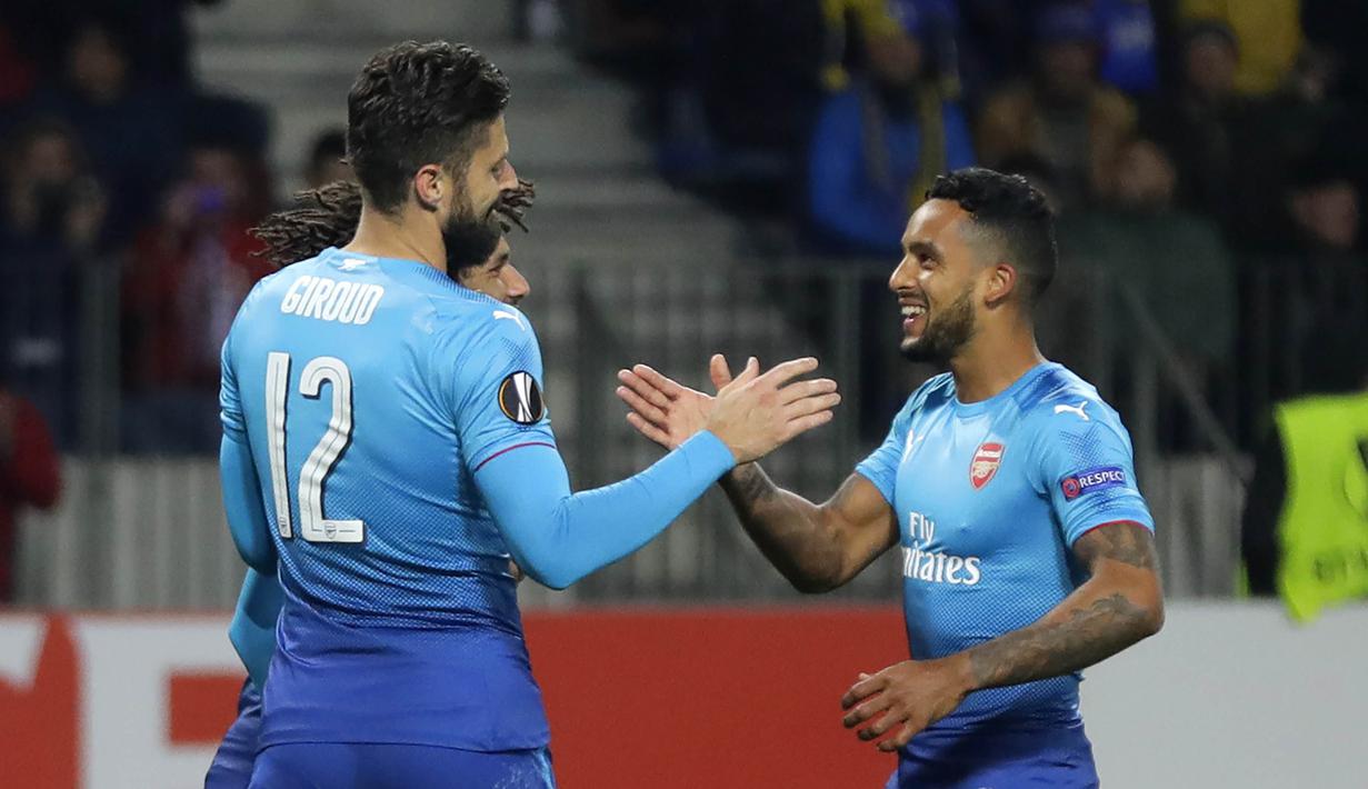Para pemain Arsenal merayakan gol yang dicetak oleh Olivier Giroud, pada laga Liga Europa di Stadion Borisov, Kamis (28/9/2017). Arsenal menang 4-2 atas BATE Borisov. (AP/Sergei Grits)