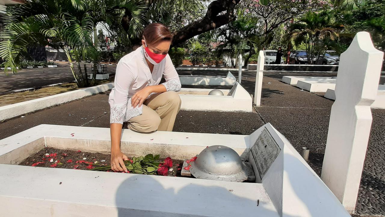 Rahayu Saraswati sedang ziarah