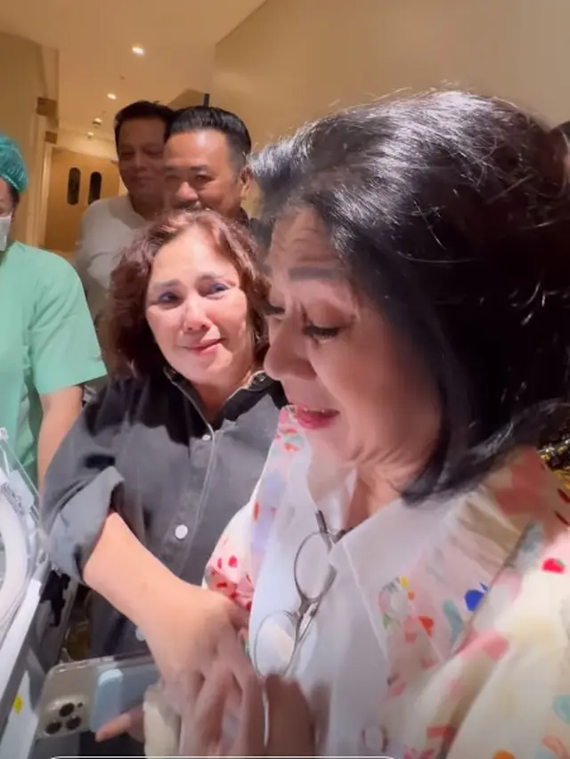 Gaya Kontras Magdalene Jane Baker dan Norwati Damanik yang Temani Jessica Mila Melahirkan Anak Pertama