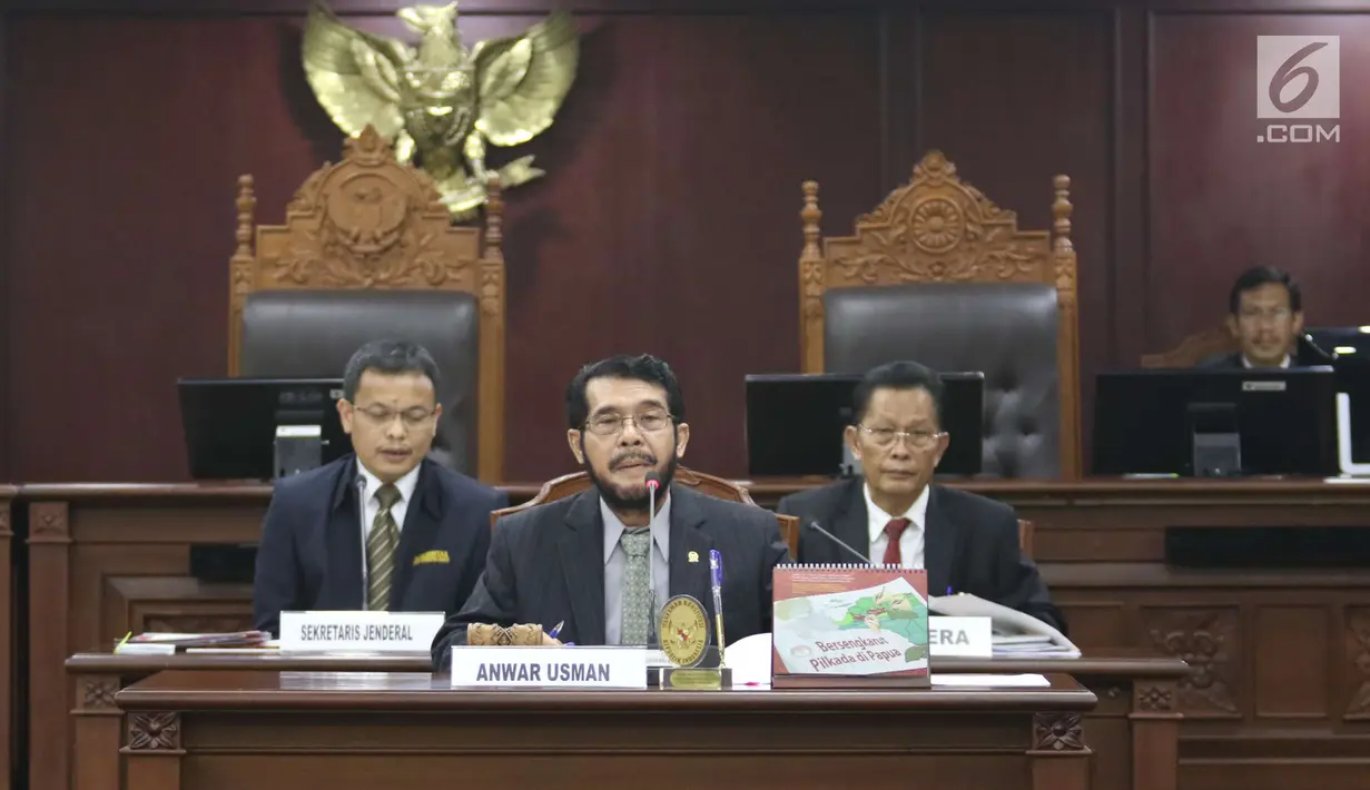 Ketua rapat pleno Anwar Usman saat pemilihan ketua Mahkamah Konstitusi di Jakarta, Senin (2/3). Pemilhan ketua baru MK dilakukan lantaran Arief Hidayat telah mengakhiri masa jabatan sebagai hakim konsitusi periode 2013-2018. (Liputan6.com/Angga Yuniar)