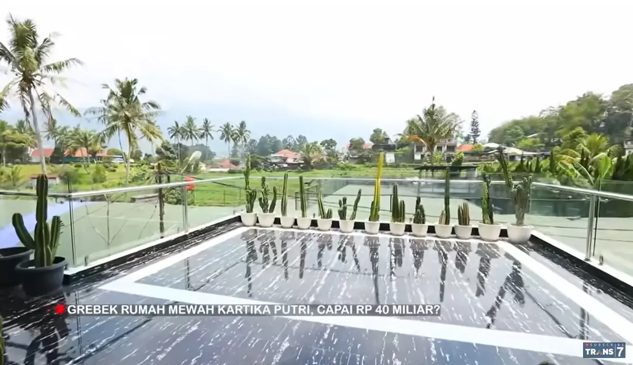 Suasana dari lantai dua yang memiliki pemandangan indah dan asri. Sedangkan disekeliling menggunakan pagar warna transparan. [Youtube/TRANS7 OFFICIAL]