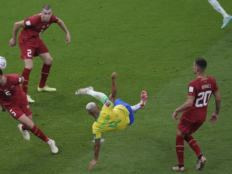 Richarlison mencetak gol indah saat Brasil membekuk Serbia 2-0 dalam pertandingan Grup G Piala Dunia 2022 yang berlangsung di Lusail Stadium, Jumat (25/11/2022). (AP Photo/Darko Vojinovic)