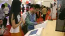 Pengunjung menyaksikan Indonesia E-commerce Summit and Expo (IESE) 2017di ICE BSD, Tangerang Selatan, Selasa (9/5). (Liputan6.com/Angga Yuniar)