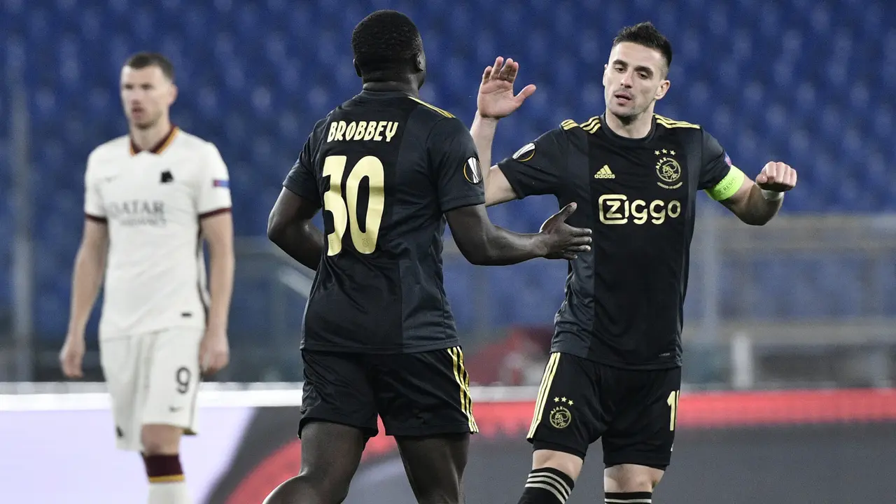 FOTO: Imbang 1-1, AS Roma Singkirkan Ajax dan Lolos ke Semifinal Liga Europa - Brian Brobbey; Dusan Tadic