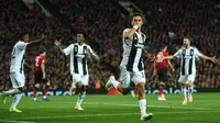 Striker Juventus, Paulo Dybala, merayakan gol yang dicetaknya ke gawang Manchester United pada laga Liga Champions di Stadion Old Trafford, Manchester, Selasa (23/10). MU kalah 0-1 dari Juventus. (AFP/Oli Scarff)
