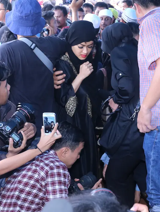 Menurut Jupe alias Julia Perez, Mpok Nori pernah Curhat Soal Asmanya. (foto: Galih W. Satria/bintang.com)
