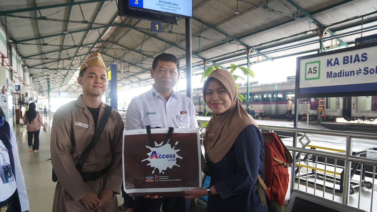 Semarak Hari Pahlawan di Berbagai Stasiun Kereta, Petugas Berkostum bak Pejuang Kemerdekaan