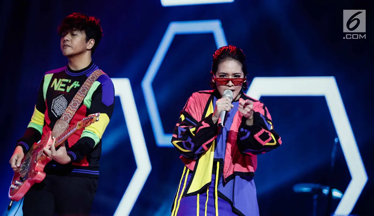 Band Nev+ tampil menghibur penonton dalam Konser 100 Hari Menuju Asian Games 2018 di Studio 6 Emtek, Jakarta, Kamis (10/5). Dalam penampilannya mereka membawakan lagu berjudul 'Laskar Pelangi'. (Liputan6.com/Faizal Fanani)