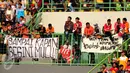 Suporter duduk di atas spanduk protes usai menyaksikan laga Persija melawan Mitra Kukar pada lanjutan Liga 1 Indonesia di Stadion Patriot Candrabhaga, Bekasi, Minggu (14/5). Laga kedua tim berakhir imbang 1-1. (Liputan6.com/Helmi Fithriansyah)