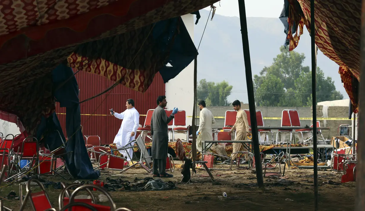 seorang pengebom bunuh diri menyerang konvensi politik yang diselenggarakan Partai Jamiat Ulema-e-Islam-Fazl (JUI-F) di Kota Khar, Pakistan, dekat perbatasan dengan Afghanistan, pada Minggu (30/7/2023). (AP Photo/Mohammad Sajjad)