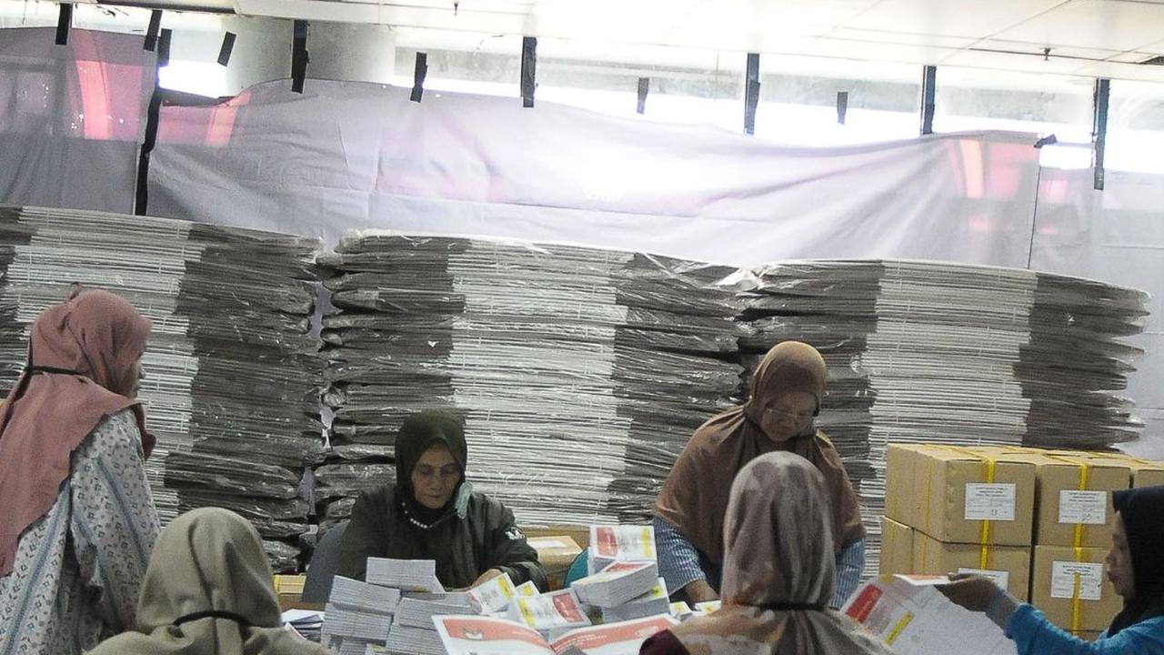 FOTO: Segini Bayaran Pekerja yang Sortir dan Lipat Surat Suara Pemilu 2024