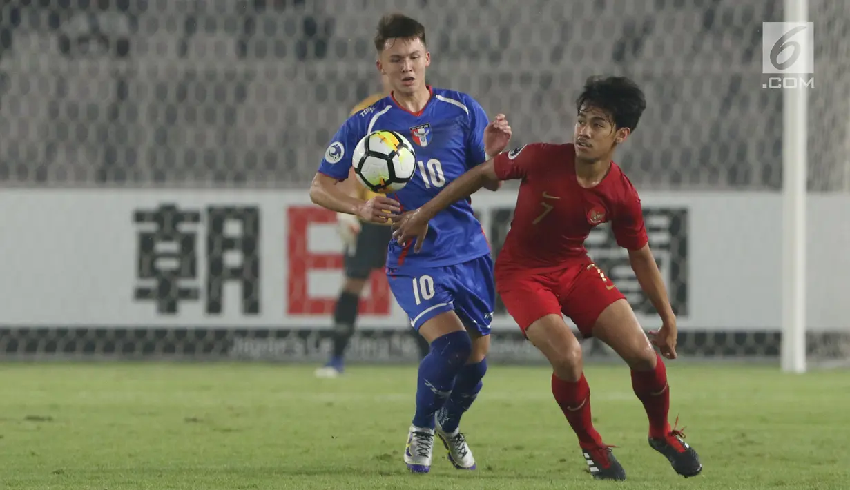 Pemain Timnas Indonesia U-19, M Luthfi Baharsyah berebut bola dengan pemain Chinnese Taipei saat laga penyisihan Grup A Piala AFC U-19 2018 di Stadion GBK, Jakarta, Kamis (18/10). Babak pertama berakhir imbang 0-0. (Liputan6.com/Helmi Fithriansyah)