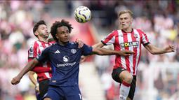 Pemain Manchester United, Joshua Zirkzee (kiri) berebut bola dengan pemain Southampton, Flynn Downes pada laga lanjutan Liga Inggris 2023/2024 di St Mary's Stadium, Southampton, Inggris, Sabtu (14/09/2024). (AP Photo/Alastair Grant)