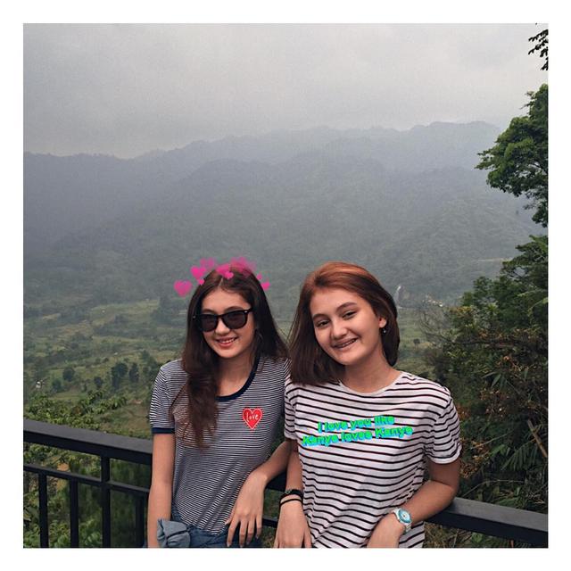 6 Potret Cantik Zoe Abbas Jackson dengan Sang Adik, Sister Goals Banget