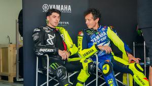 Valentino Rossi (kanan) bersama pembalap VR46, Fabio Di Giannantonio di Sirkuit Mandalika, Lombok hari Jumat (29/01/2026). (MGPA)