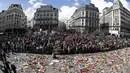 Ribuan warga ambil bagian dalam pawai menentang teror dan kebencian di Brussels, ibu kota Belgia, Minggu (17/4). Aksi yang berlangsung dengan tenang dan ‘tanpa suara’ ini untuk menunjukkan persatuan usai serangan teroris di Brussels. (REUTERS/Yves Herman)