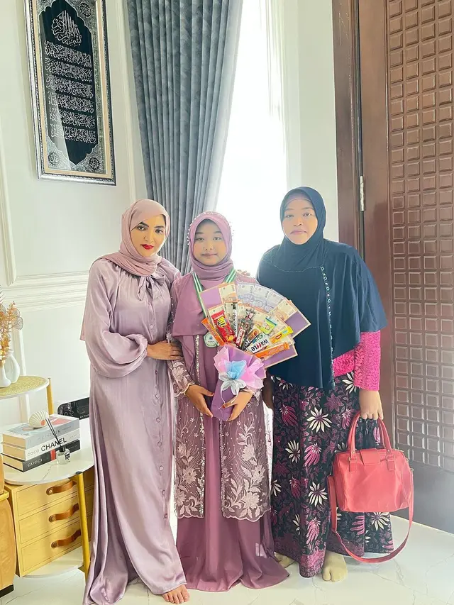 10 Momen Ashanty Hadiri Wisuda Kelulusan Anak Angkatnya, Penuh Bahagia