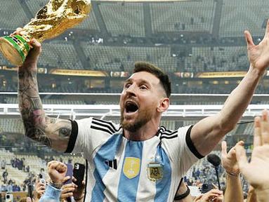 Lionel Messi cs sukses membawa Tim Tango meraih gelar juara Piala Dunia 2022. Guna memeriahkan perayaan tersebut, Pemerintah Argentina sampai menetapkan hari Selasa 20 Desember 2022 sebagai hari libur nasional. (AP Photo/Martin Meissner)