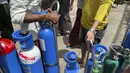 Tabung oksigen berbaris di luar stasiun pengisian ulang oksigen di kota Pazundaung di Yangon, Myanmar, Minggu (11/7/2021). Para pejabat mengatakan Myanmar mengalami lonjakan kasus COVID-19, memicu kelangkaan pasokan oksigen yang sangat dibutuhkan pasien. (AP Photo)