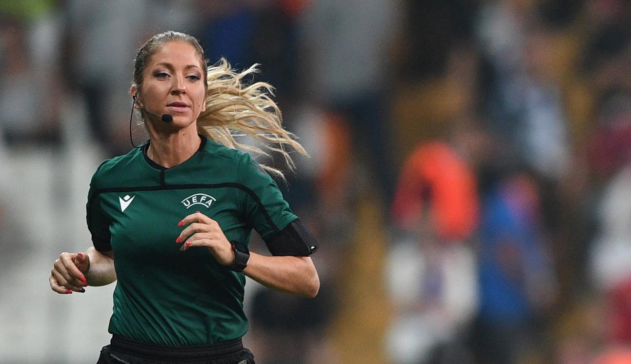 3. Manuela Nicolosi (asisten wasit) - Wasit asal Prancis ini tercatat menjadi perangkat pertandingan di Piala Super Eropa. Manuela Nicolosi mendampingi Stephanie Frappart saat memimpin pertandingan Liverpool vs Chelsea di Vodafone Park pada 2019 lalu. (AFP/