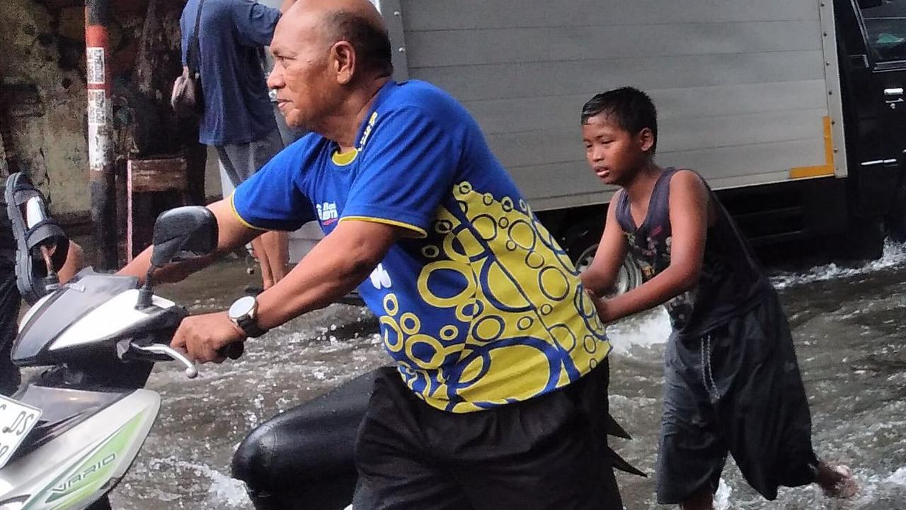 Cerita Pemotor Terpaksa Dorong Motor Saat Nekat Terabas Banjir Semarang