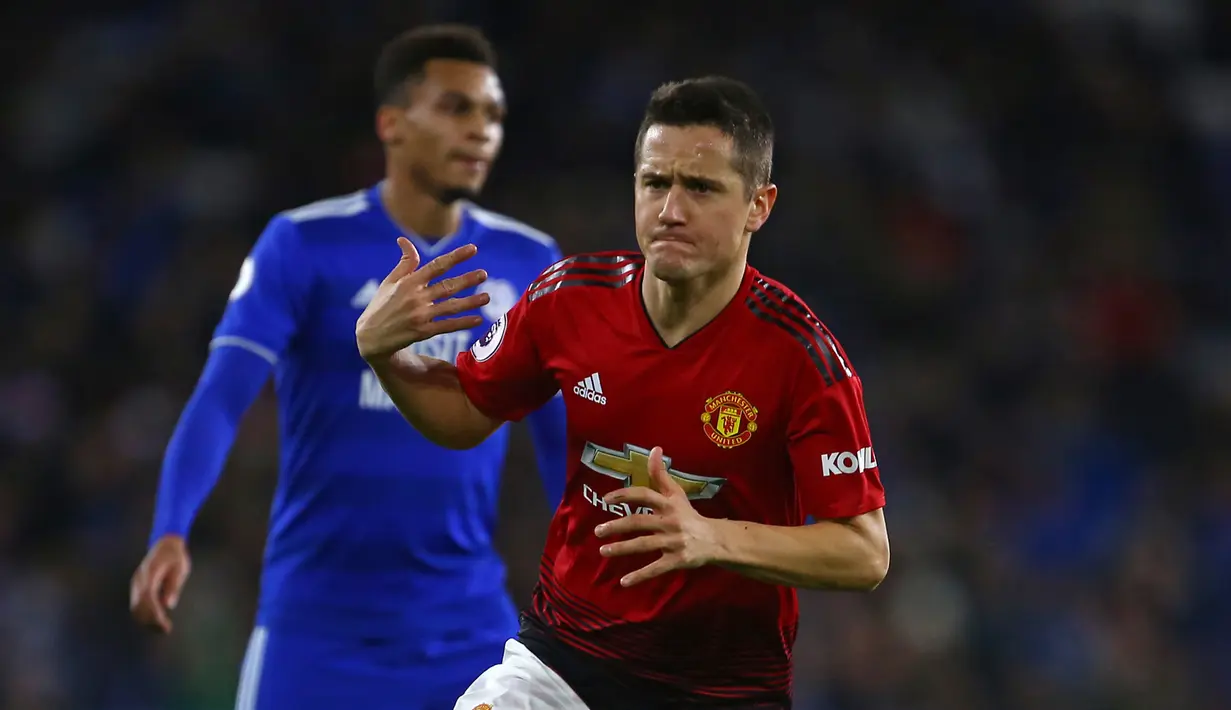 Gelandang Manchester United, Ander Herrera, merayakan gol yang dicetaknya ke gawang Cardiff pada laga Premier League di Stadion Cardiff City, Wales, Sabtu (22/12). Cardiff kalah 1-5 dari MU. (AFP/Geoff Caddick)