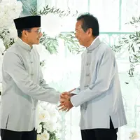 Melihat gaya Sandiaga Uno yang padukan dua budaya di lamaran keponakannya (@sandiuno)