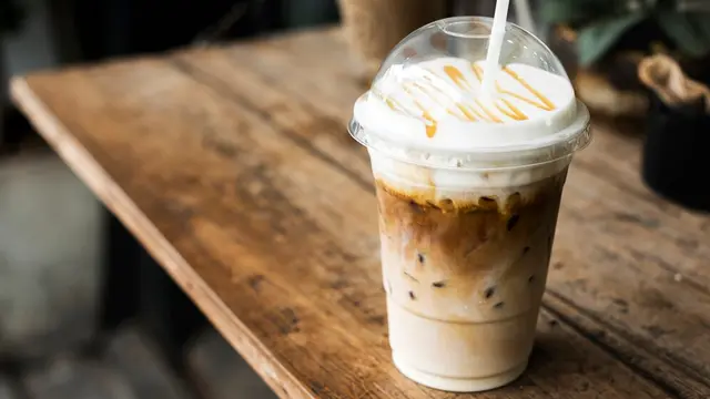 ilustrasi es kedelai jahe latte