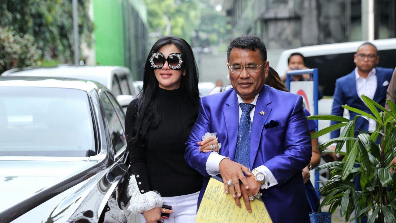 [Bintang] Syahrini dan Hotman Paris Hutapea