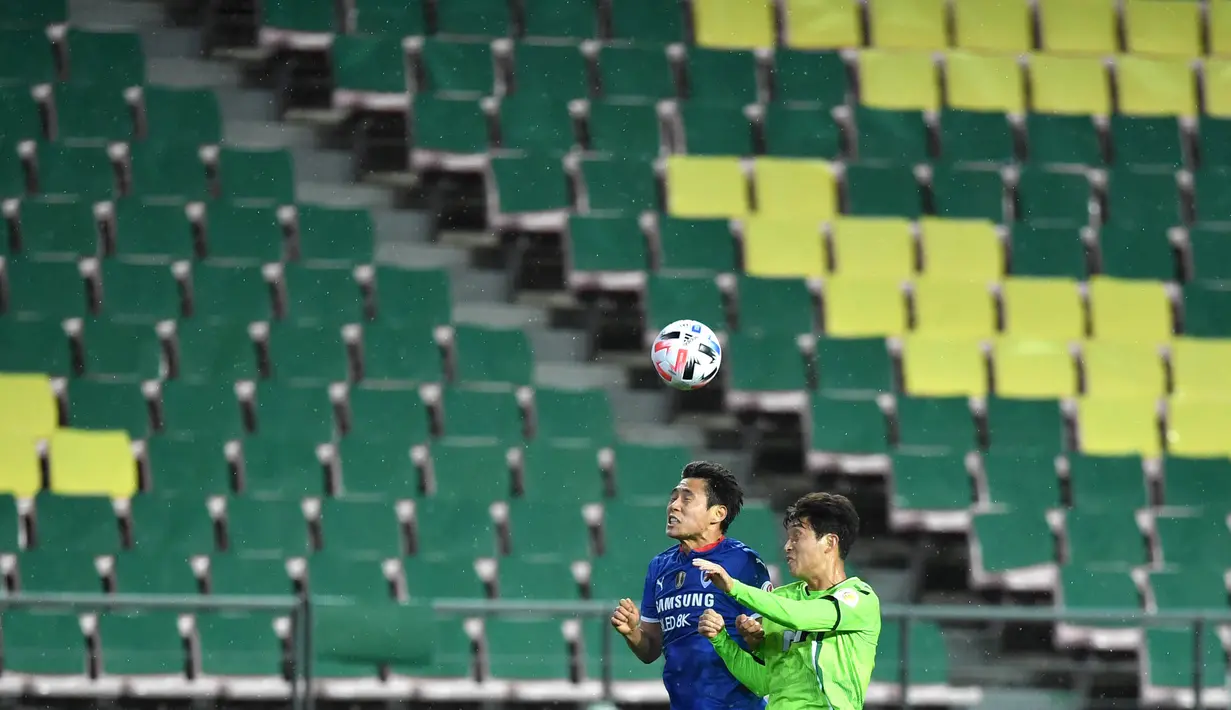 Pertandingan Jeonbuk Hyundai Motors melawan Suwon Samsung Blue Wings pada laga K-League di Stadion Jeonju, Korea Selatan, Jumat (8/5/2020). Kembali bergulir di tengah wabah corona, K-League tanpa penonton. (AFP/Jung Yeon-Je)