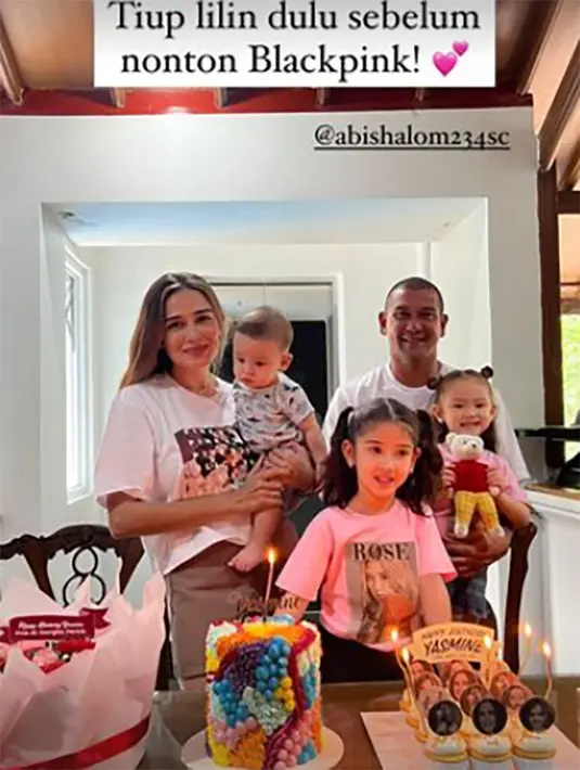 Meski tak sejak  tahun 2015 tak lagi terlihat di layar kaca, ia kerap membagikan beberapa kegiatannya di akun instagramnya. Seperti belum lama ini, ia bersama suami dan dua anaknya nonton konser Blackpink setelah tiup lilin ultah. [Instagram/yaswildblood]