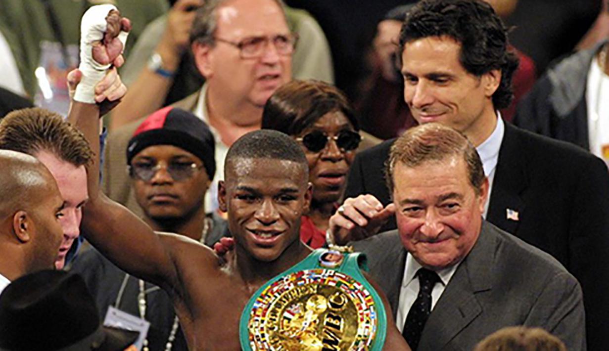 Petinju Floyd Mayweather Jr. mempertahankan gelar WBC kelas bulu super dengan mengalahkan Jesus Chavez di San Francisco, AS, Sabtu (10/11/2001). WBC kelas bulu super merupakan gelar pertama dari Mayweather Jr. (AFP Photo/ Monica M. Davey)