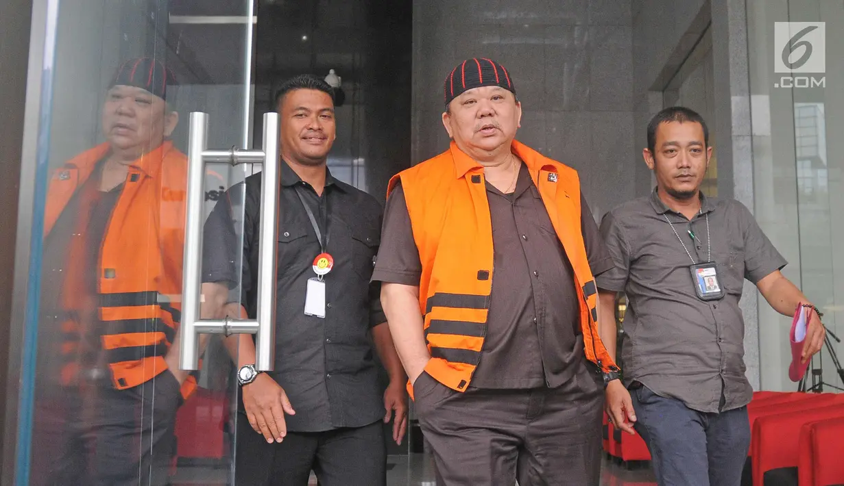 Dirut PT Sawit Golden Prima Hery Susanto Gun alias Abun usai menjalani pemeriksaan KPK, Jakarta, Selasa (13/2). Abun diperiksa sebagai saksi kasus TPPU atas tersangka Bupati Kutai Kartanegara, Kaltim Nonaktif Rita Widyasari. (Liputan6.com/Herman Zakharia)