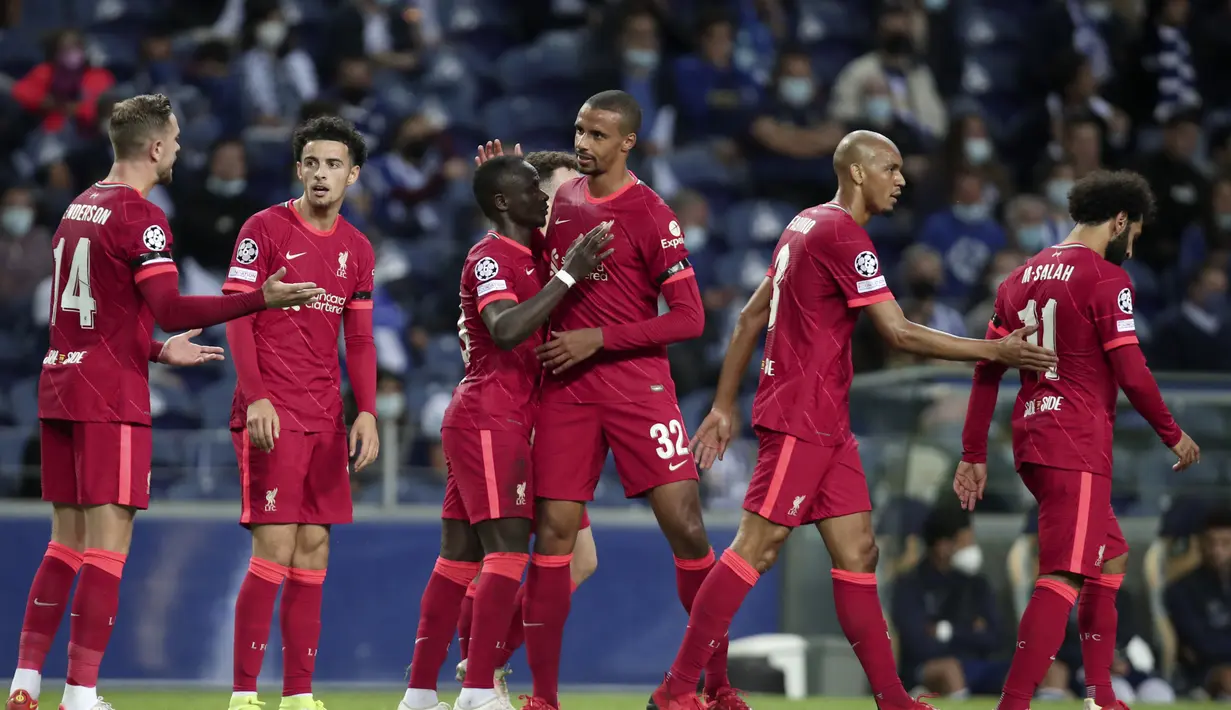 Penyerang Liverpool, Sadio Mane (ketiga kiri) berselebrasi dengan rekan setimnya usai mencetak gol ke gawang Porto pada pertandingan grup B Liga Champions di stadion Dragao di Porto, Portugal, Rabu (29/9/2021). Dengan hasil ini, Liverpool masih berada di puncak klasemen dengan 6 poin. (AP Photo/Luis