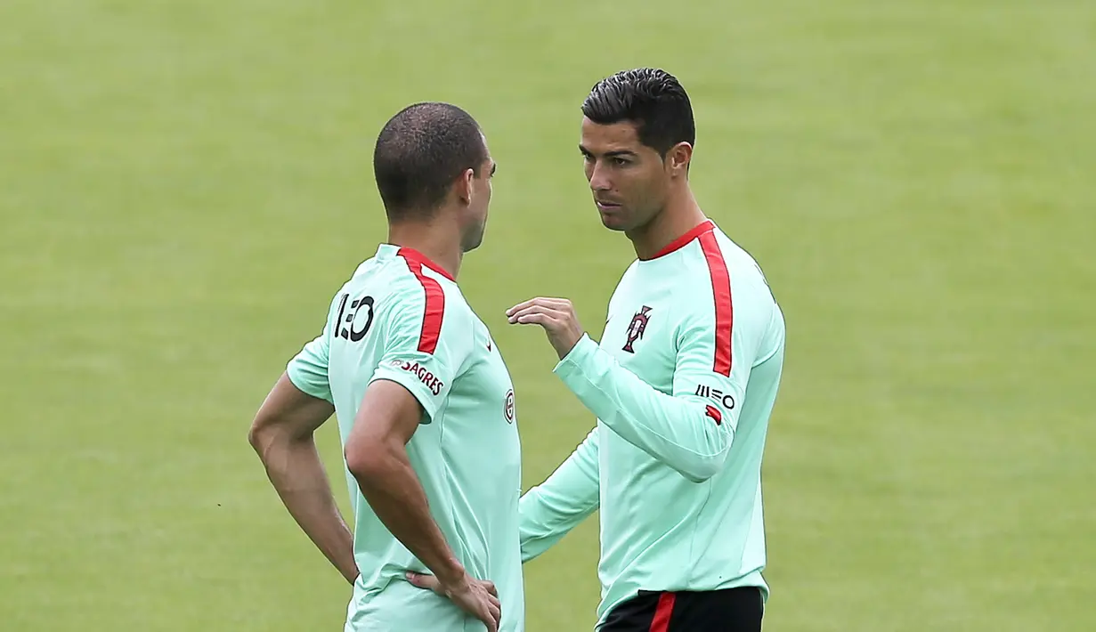 Pemain Portugal, Pepe  dan Ronaldo berdiskusi saat latihan jelang melawan Polandia di Centre National de Rugby, Marcoussis, Prancis. (28/6/16).  (EPA/Miguel A. Lopes)