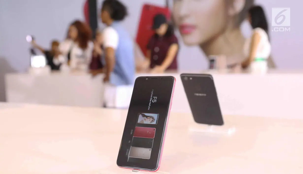 Smart Phone Oppo F5 terlihat saat peluncuran di Jakarta, Senin (13/11). Oppo kuncurkan F5 yang dilengkapi dengan A.I.Beauty Recognition Teknology dan Full Screen FHD+. (Liputan6.com/Angga Yuniar)