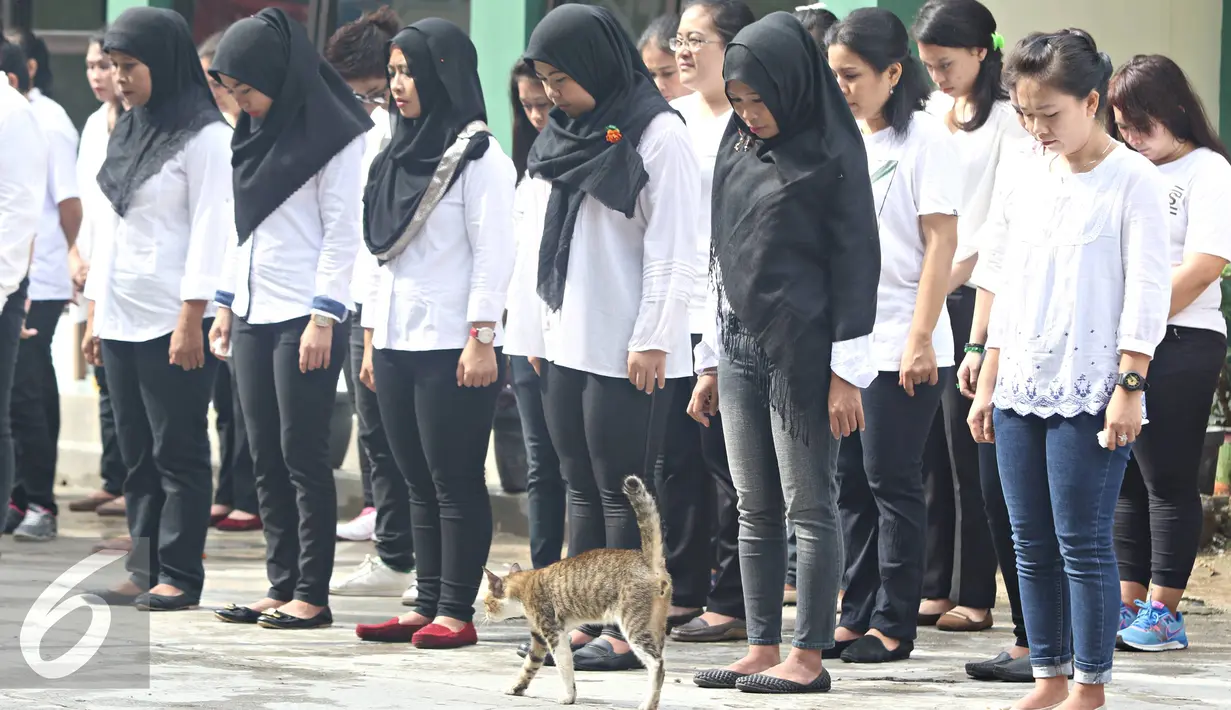 Sejumlah warga binaan rumah tahanan klas II A Pondok Bambu saat mengikuti lomba pengibaran bendera di Jakarta, Kamis (21/4). (Liputan6.com/Immanuel Antonius)