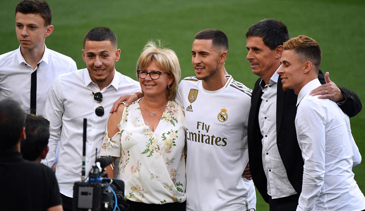 Eden Hazard. Sayap kiri asal Belgia berusia 31 tahun ini didatangkan Real Madrid dari Chelsea pada awal musim 2019/2020 dengan nilai transfer mencapai 115 juta euro atau setara Rp1,8 triliun. Chelsea sendiri mendatangkan Eden Hazard dari LOSC Lille pada awal musim 2012/2013 dengan nilai transfer 35 juta euro. Kontraknya bersama Real Madrid masih tersisa semusim lagi hingga Juni 2024. (AFP/Gabriel Bouys)