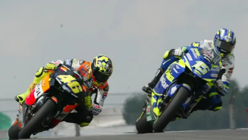 Valentino Rossi dan Sete Gibernau (kanan)