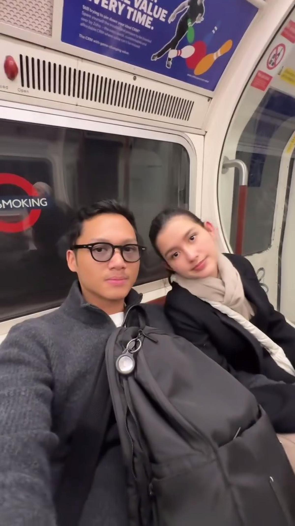Nggak LDR Lagi, 7 Potret Azriel Hermansyah Bertemu Sarah Menzel di Inggris - Berangkat Bersama Calon Ibu Mertua