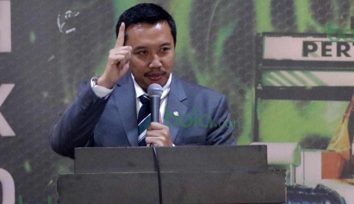 Menteri Pemuda dan Olah Raga Imam Nahrawi terus mencari cara dengan jalur yang diyakininya  untuk memperbaiki sepak bola Indonesia. (Bola.com/Nicklas Hanoatubun)