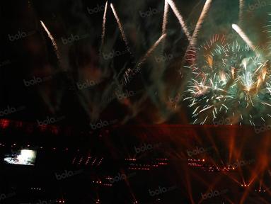 Kembang api menghiasi penutupan PON XIX Jabar 2016 di Stadion Gelora Bandung Lautan Api, Kamis (29/9/2016). (Bola.com/Vitalis Yogi Trisna)