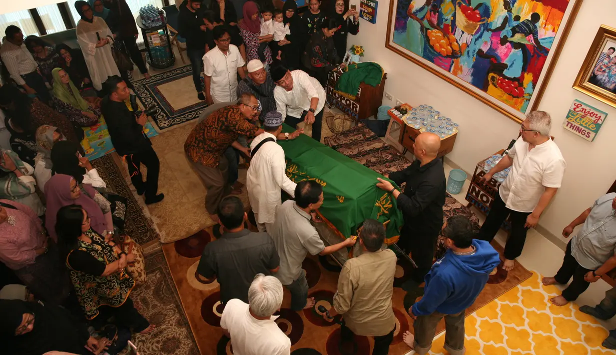 Sys diketahui tak sadarkan diri di kediamannya di kawasan Kemang Timur, Jakarta Selatan hari ini. Sebelum dinyatakan meninggal dunia dibawa ke Rumah Sakit Pondok Indah, Jakarta Selatan. (Nurwahyunan/Bintang.com)