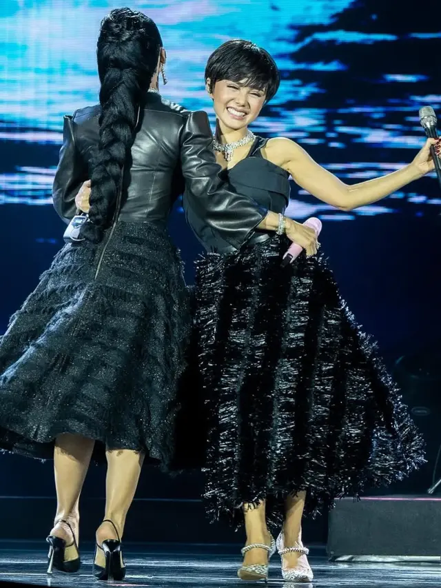 Gaya elegan Yuni Shara saat Konser Tunggal. [@yunishara36/@krisdayantilemos]