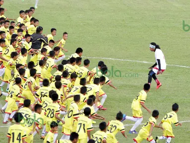 Ratusan Anak-anak SSB kota Padang berlari menyerang ke gawang Legenda Timnas Indonesia saat dihadang Rocky Putiray  pada ajang Irman gusman Cup 2016 diStadion Agus Salim, Padang, Minggu (13/3/2016). (Bola.com/Nicklas Hanoatubun)