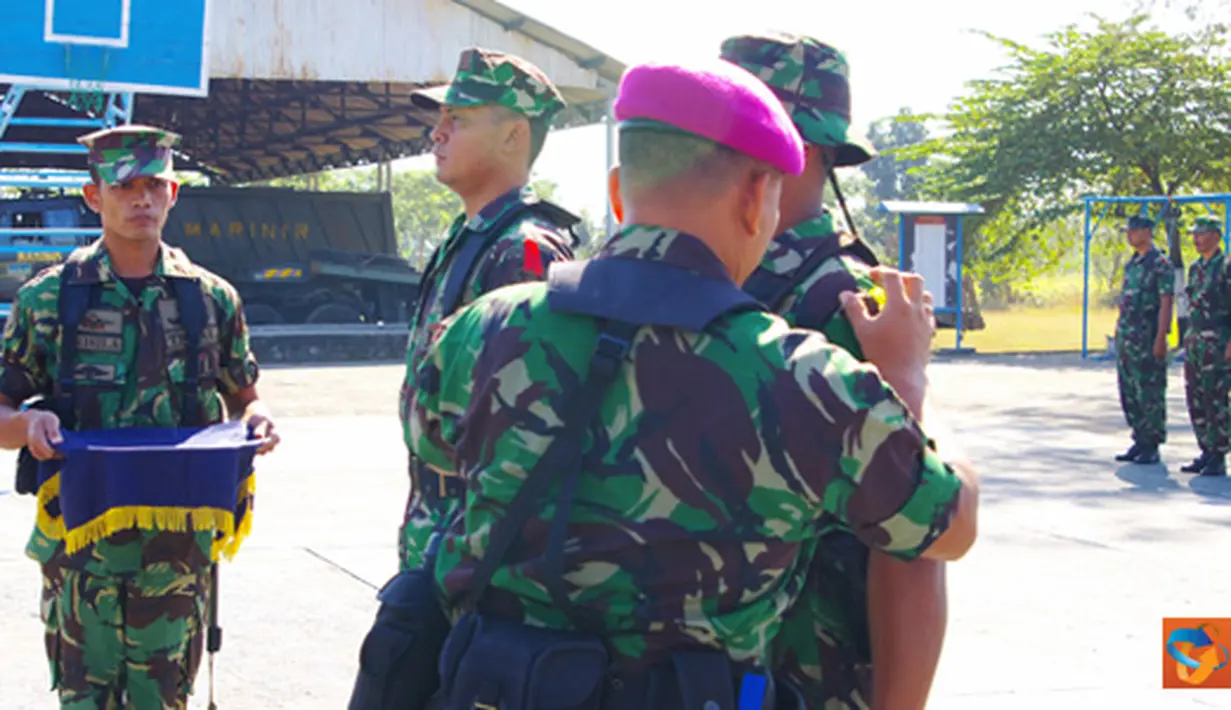 Citizen6, Karangpilang: Komandan Batalyon Zeni-1 Marinir Letkol Marinir I Dewa Nyoman Gede Rake S membuka secara resmi LDD Jihandak 2012 dilapangan apel Yonzeni-1 Mar, Karangpilang, Surabaya pada, Senin (30/7). (Pengirim: Budi Abdillah)