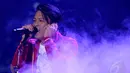 Ariel Noah yang menjadi bintang tamu dalam launching spesial itu menyanyikan salah satu lagu Geisha "Tak Kan Pernah Ada" di Studio Penta SCTV, Jakarta, Selasa (13/05/14). (Liputan6.com/Andrian Martinus)