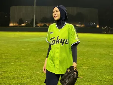 Belum lama ini, Zaskia Adya Mecca membagikan aktivitasnya saat bermain softball di lapangan GBK. Ia mengungkapkan jika bermain softball di GBK sudah menjadi cita-citanya sejak SMA. Namun, baru kesampaian sekarang. Zaskia merasa senang dan mengerti bahwa saat ini adalah waktu yang tepat untuk ikut bermain. (Liputan6.com/IG/@zaskiadyamecca)